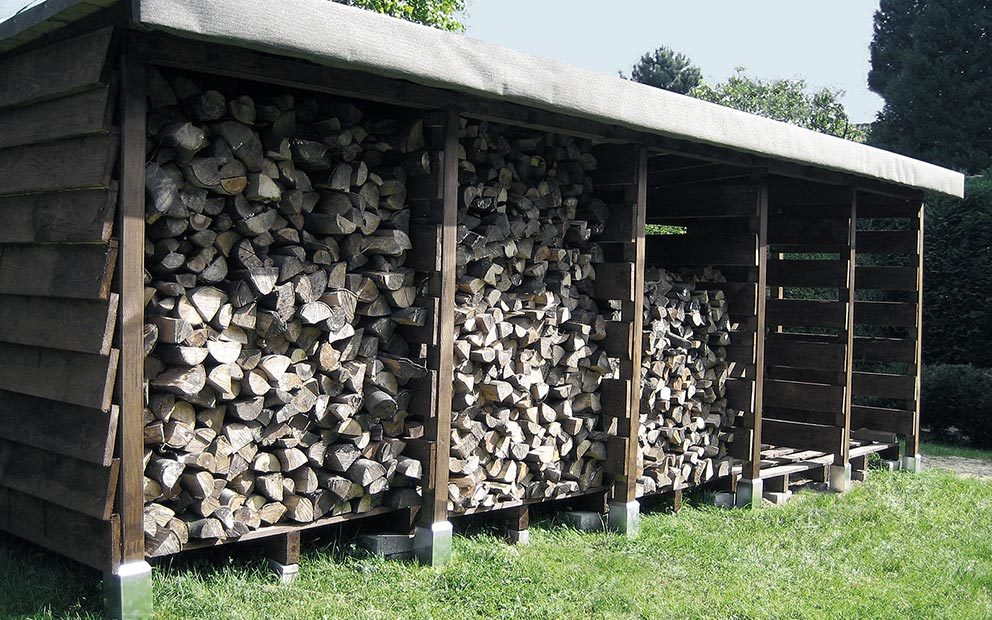 Подготовьте навес для хранения дров на улице после их доставки