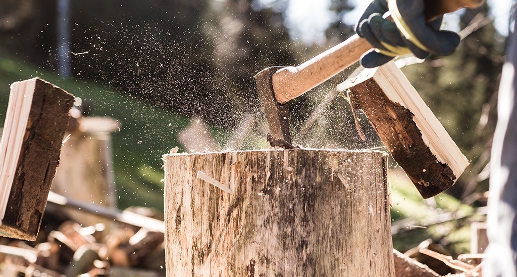 Купить колотые дрова или колоть самому?
